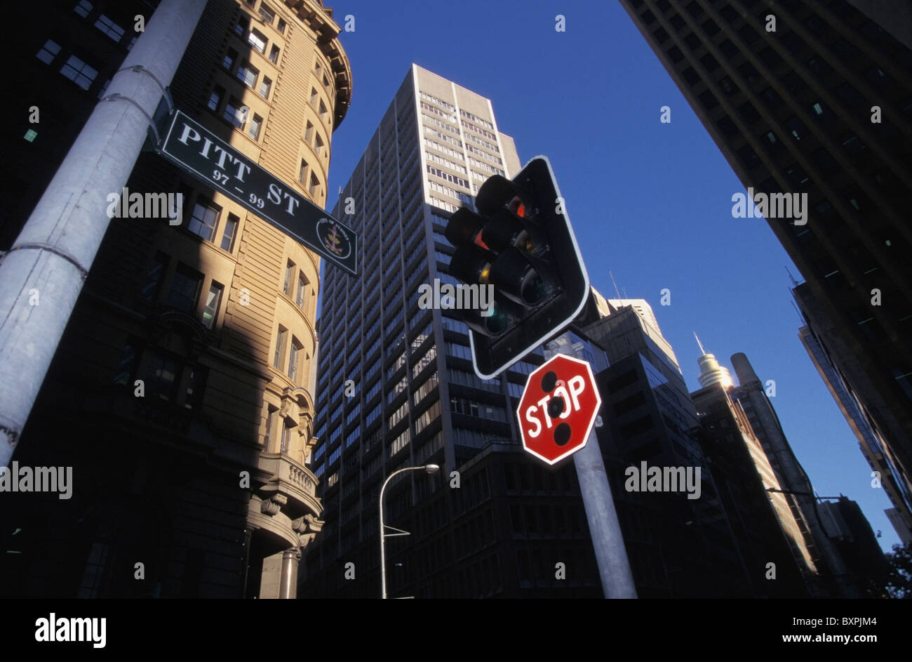 Grattacieli, segno di stop e luce di traffico in corrispondenza di Pitt Street e a basso angolo di visione Foto Stock