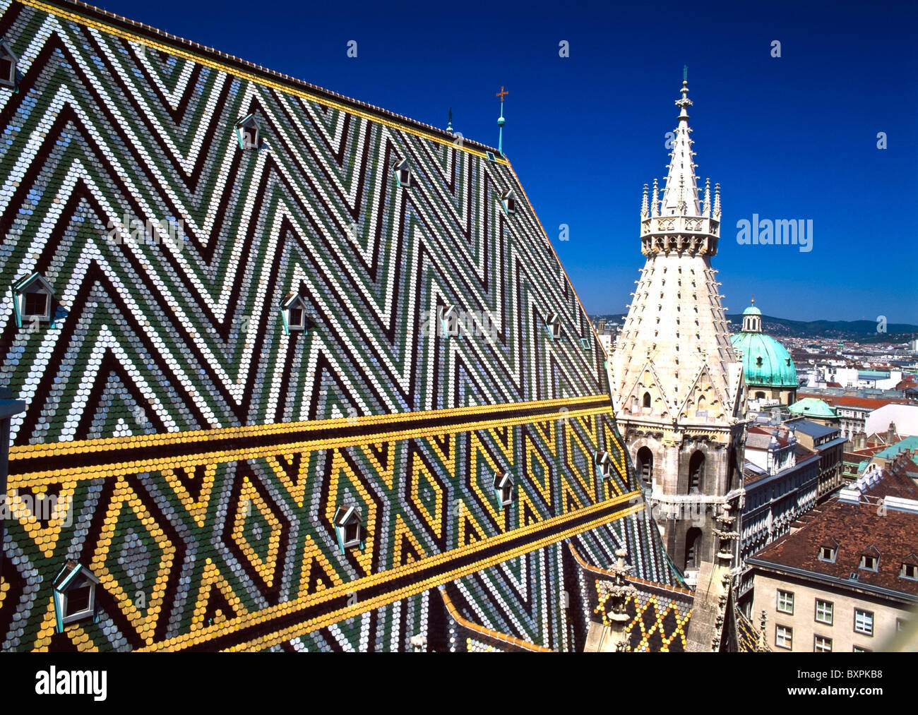 Stephansom tetto di tegole e lo skyline di Vienna Foto Stock