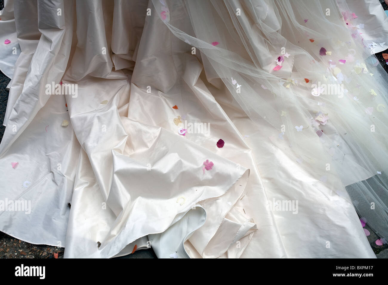 Treno di abito da sposa con gettato coriandoli. Foto Stock