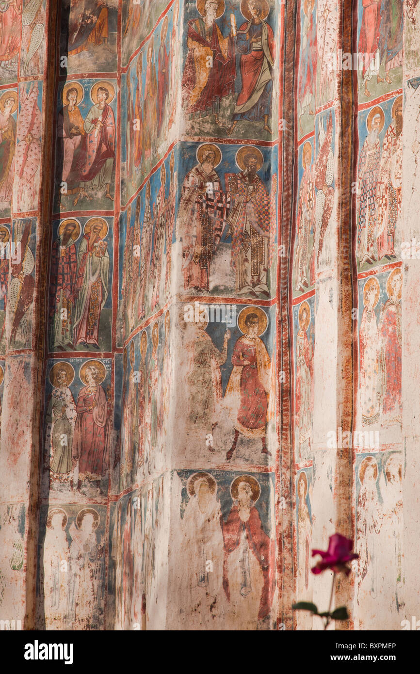 Dettagli verticali delle pareti esterne di umorismo monastero verniciato in Romania. Foto Stock