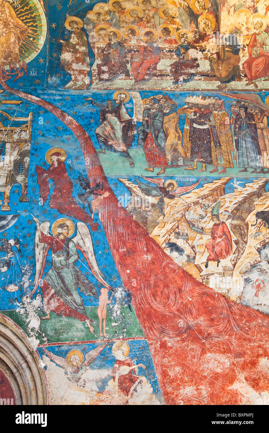 Dettaglio verticale del giudizio ultimo di pareti esterne di umorismo monastero verniciato in Romania. Foto Stock