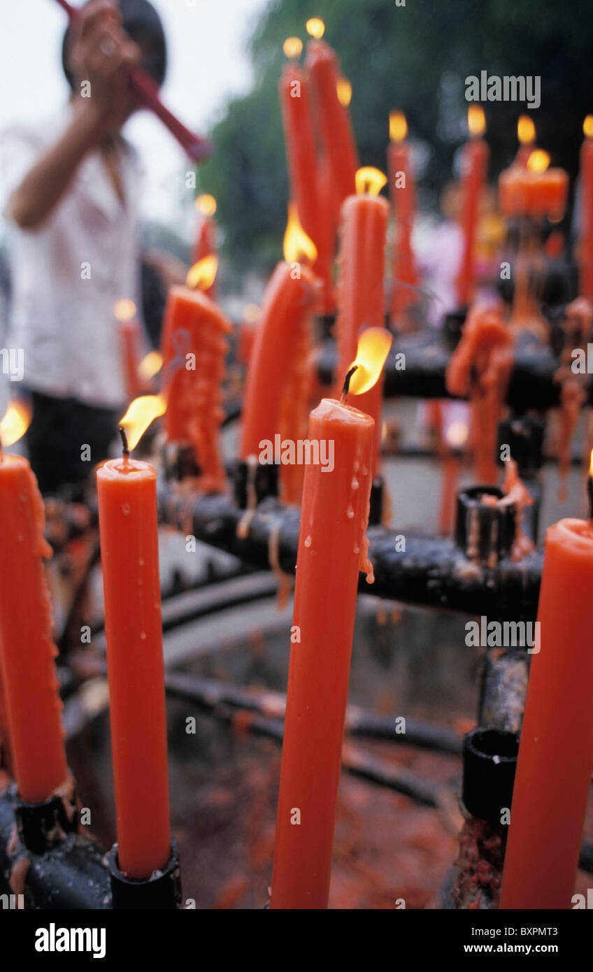 Uomo di illuminazione candele incenso presso la Grande Pagoda dell'Oca Selvaggia Foto Stock