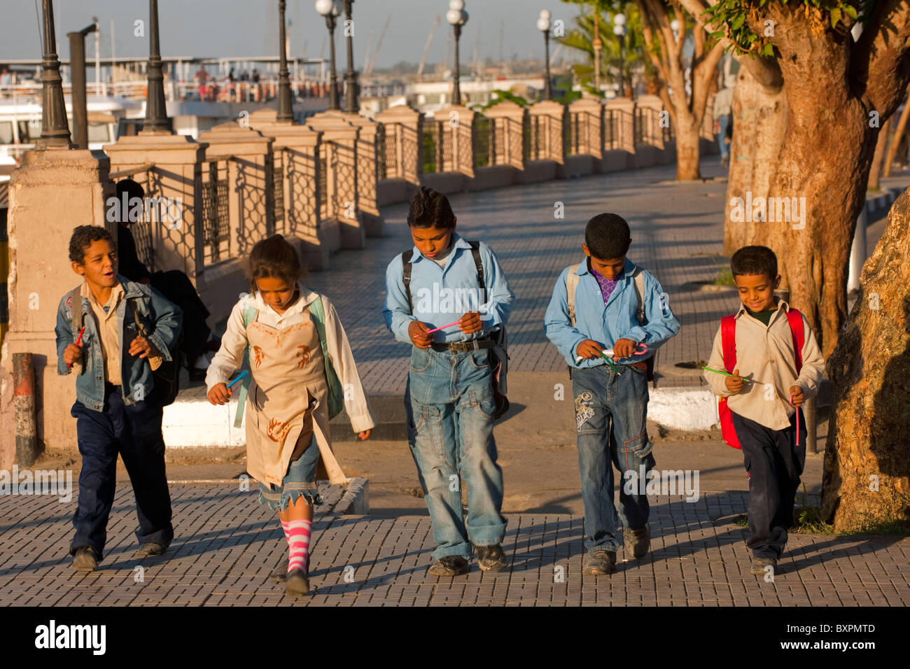 Aegypten ha, Luxor, Kinder an der Uferpromenade Corniche Foto Stock