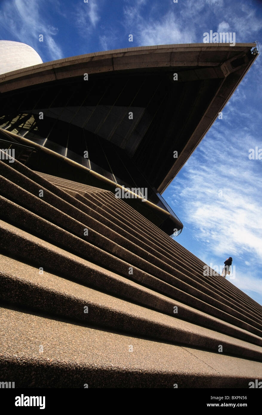 Turista femminile sui gradini della Opera House di Sydney e a basso angolo di visione Foto Stock