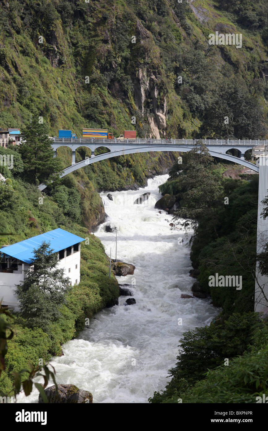 Il ponte di amicizia tra Nepal e Tibet (Cina) o Sino-Nepal Friendship Bridge. Foto Stock