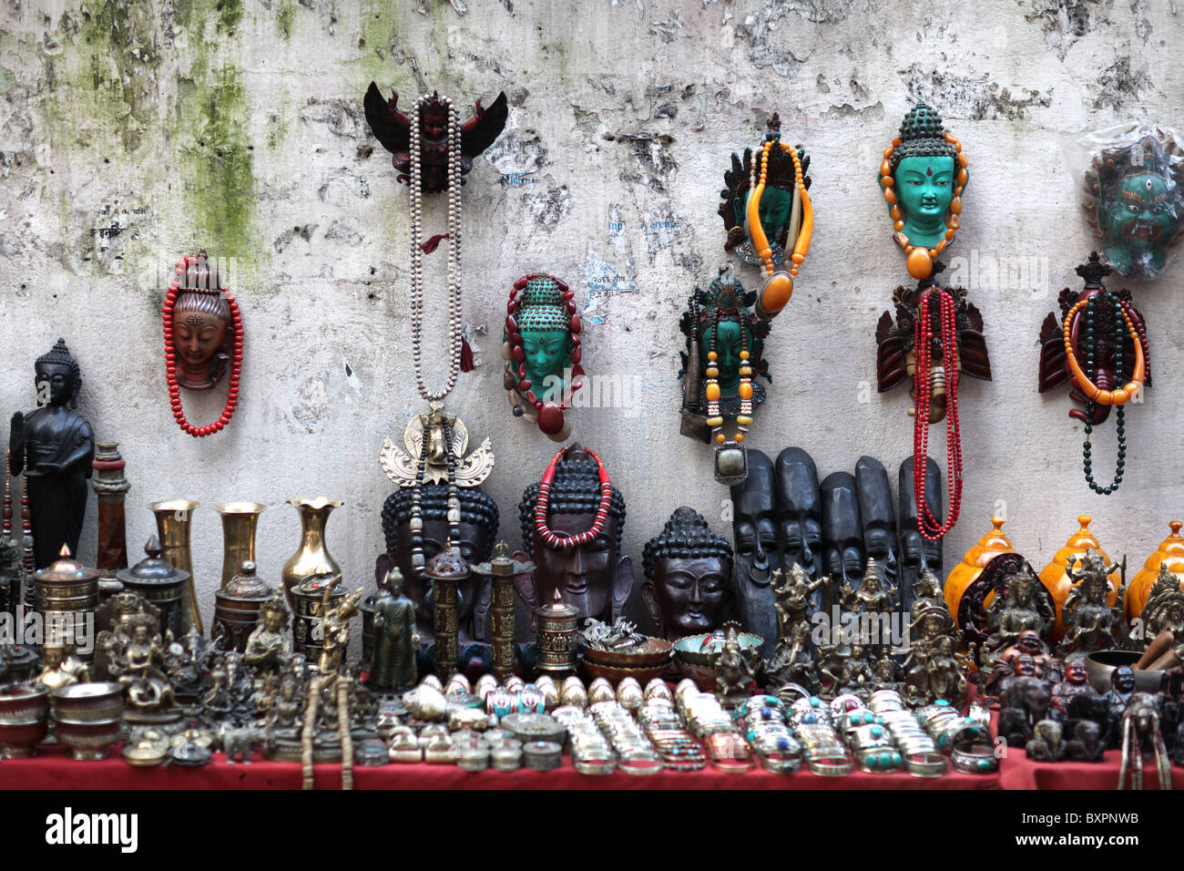Artefatti religiosi sul display in un negozio a Kathmandu, Nepal in Asia Foto Stock Artefatti religiosi sul display in un negozio a Kathmandu, Nepal in Asia Foto Stock