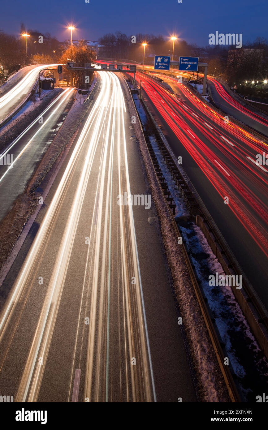 I percorsi del traffico al tramonto, un 40 Autobahn, autostrada, Ruhrschnellweg, Essen, Nord Reno-Westfalia, Germania Foto Stock