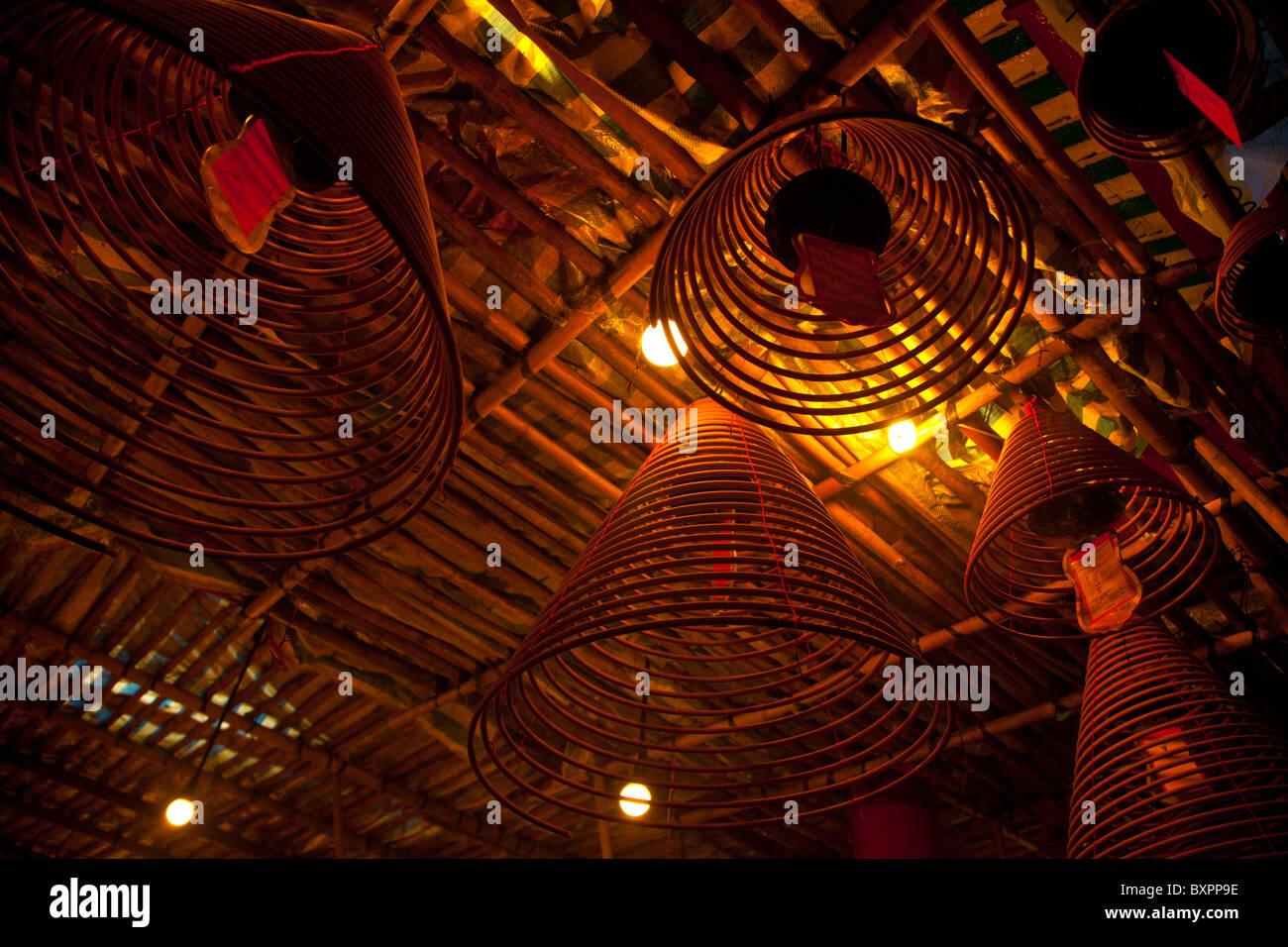 Dettaglio shot della bobina incenso con preghiere collegabile al Tempio di Man Mo in Hong Kong è 124-126 Hollywood Road, Foto Stock