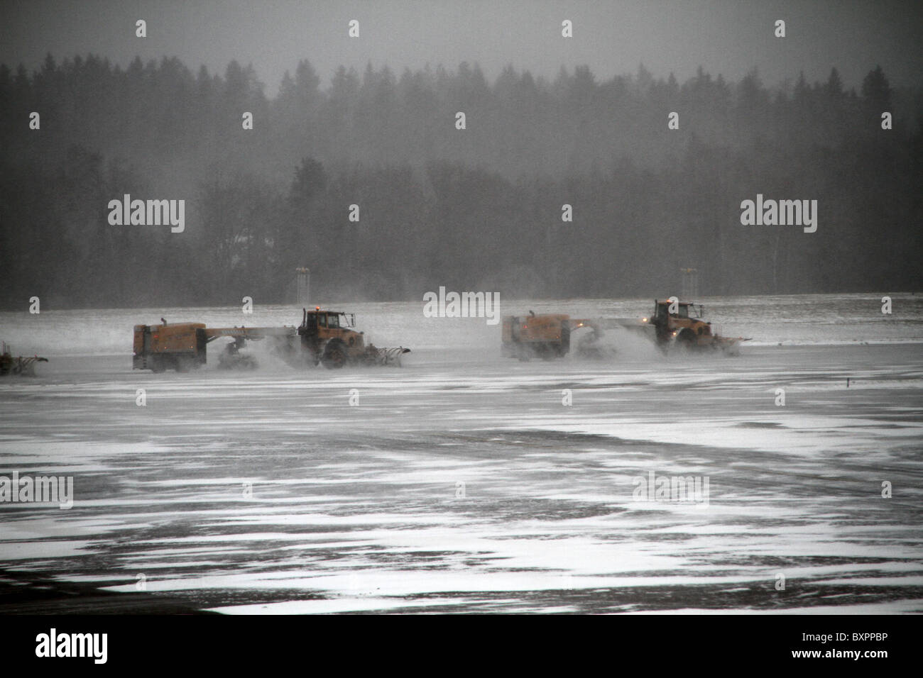 Vanghe da neve su asfalto all'aeroporto di Arlanda di Stoccolma, Svezia. Foto Stock