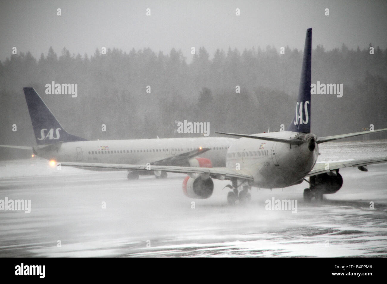 Una nebbia e neve dall'aeroporto di Arlanda di Stoccolma, Svezia. Foto Stock