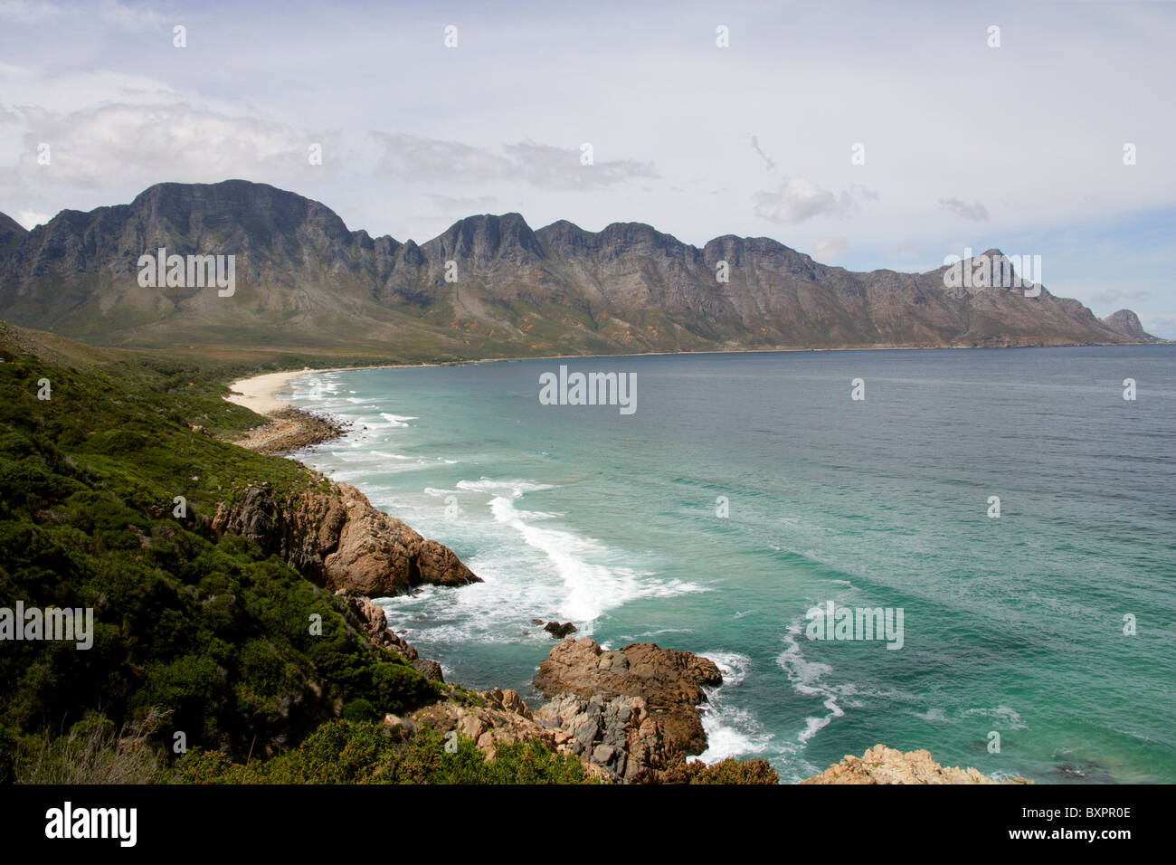 Scintille Koeelbaai Bay e Ottentotti Holland Mountain Range, Western Cape, Sud Africa. Vista dall'R44 autostrada. Foto Stock