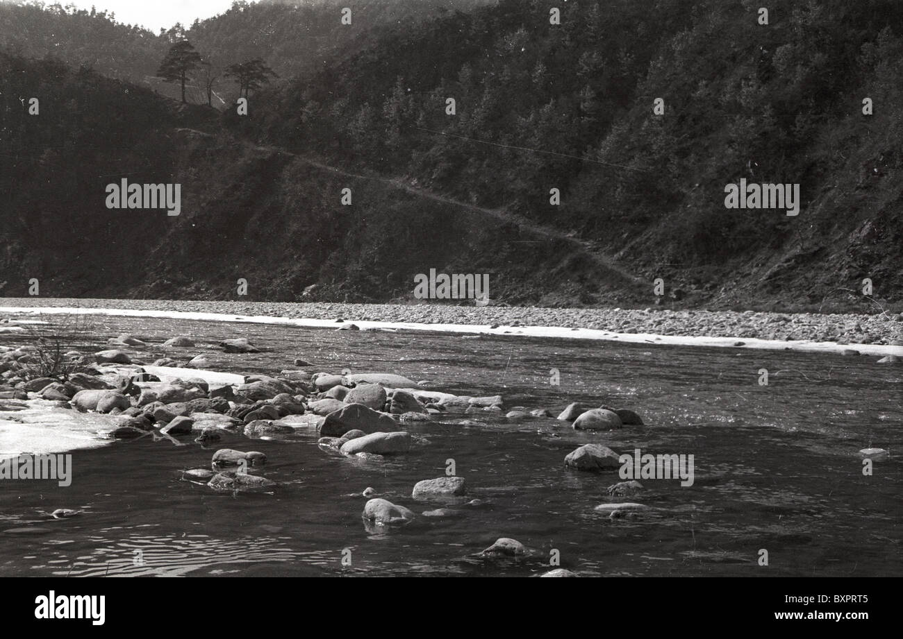 Fiume in esecuzione passato tenda di MASH unità durante la guerra di Corea il paesaggio in bianco e nero collina montagna sentiero roccioso giorno acqua asia degli anni cinquanta Foto Stock