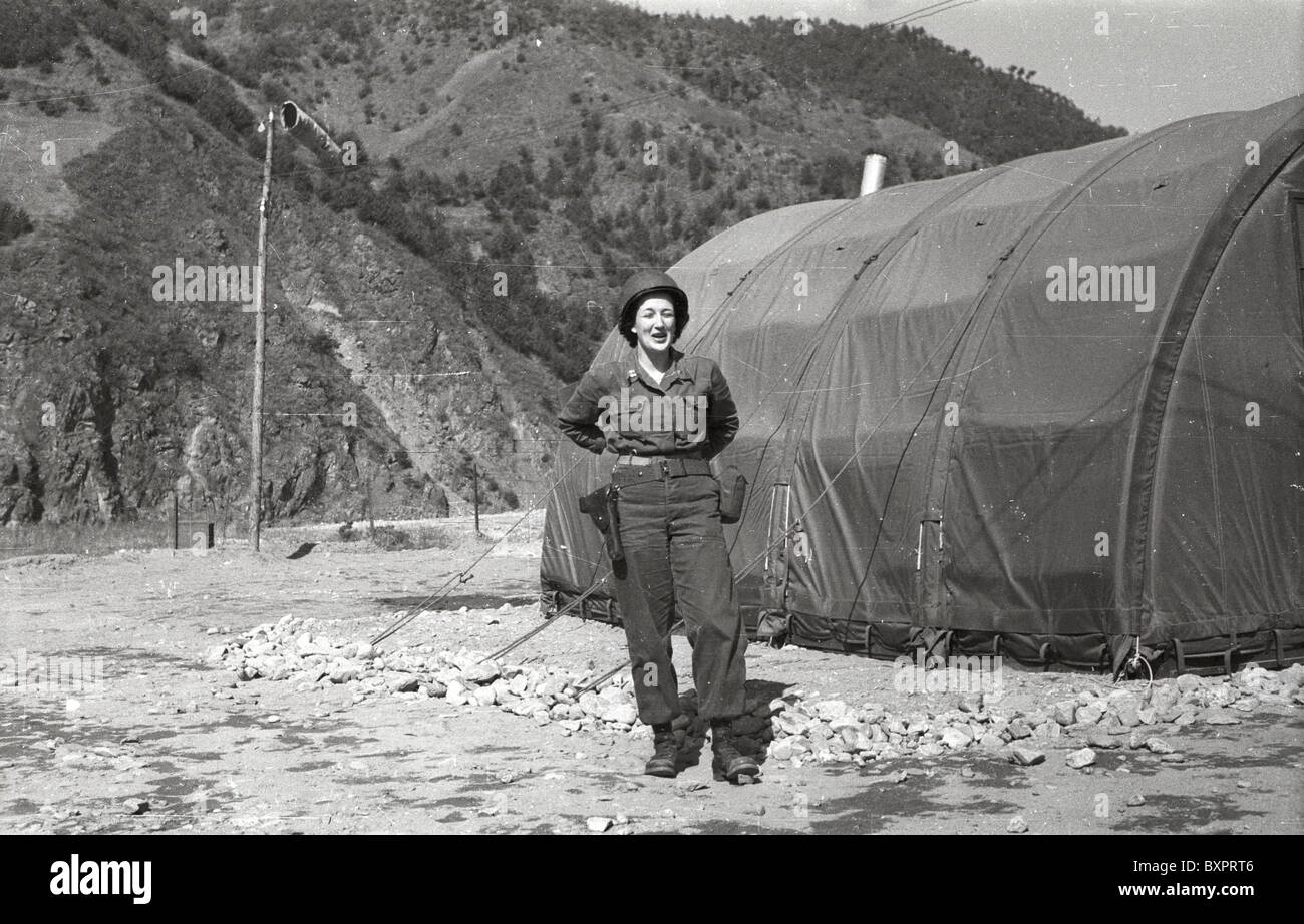 Donna con rango di capitano al di fuori della tenda esercito Mobile ospedale chirurgico (MASH) United States Army Medical unità di combattimento in ospedale Foto Stock