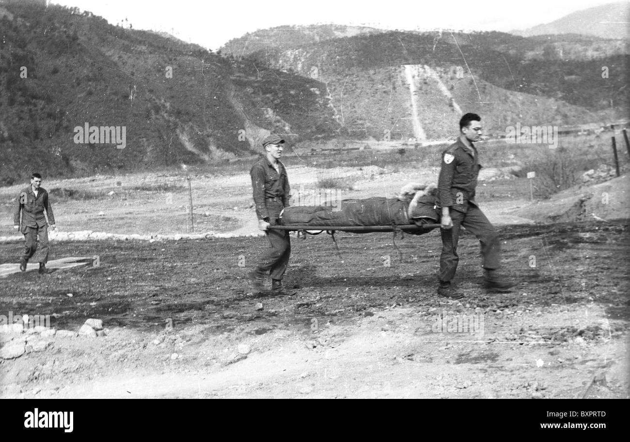 Trasporto soldato ferito a Mobile Army Surgical Hospital (MASH) dell'esercito degli Stati Uniti in unità medico ospedale AO combattere la guerra di Corea Foto Stock