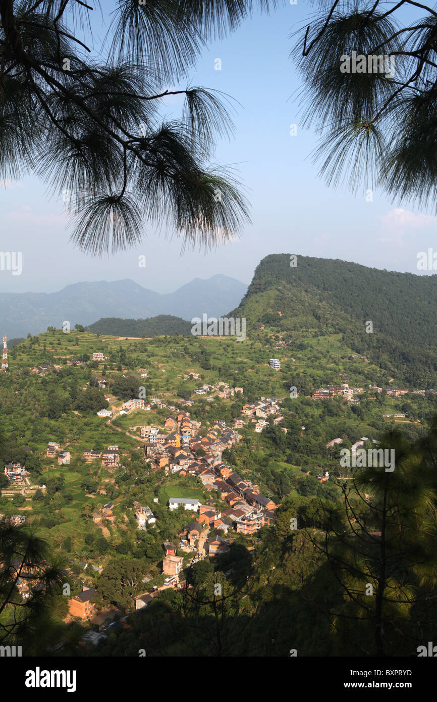 Viste in elevazione Newari antico villaggio di montagna di Bandipur, Distretto Tanahu, Nepal. Foto Stock