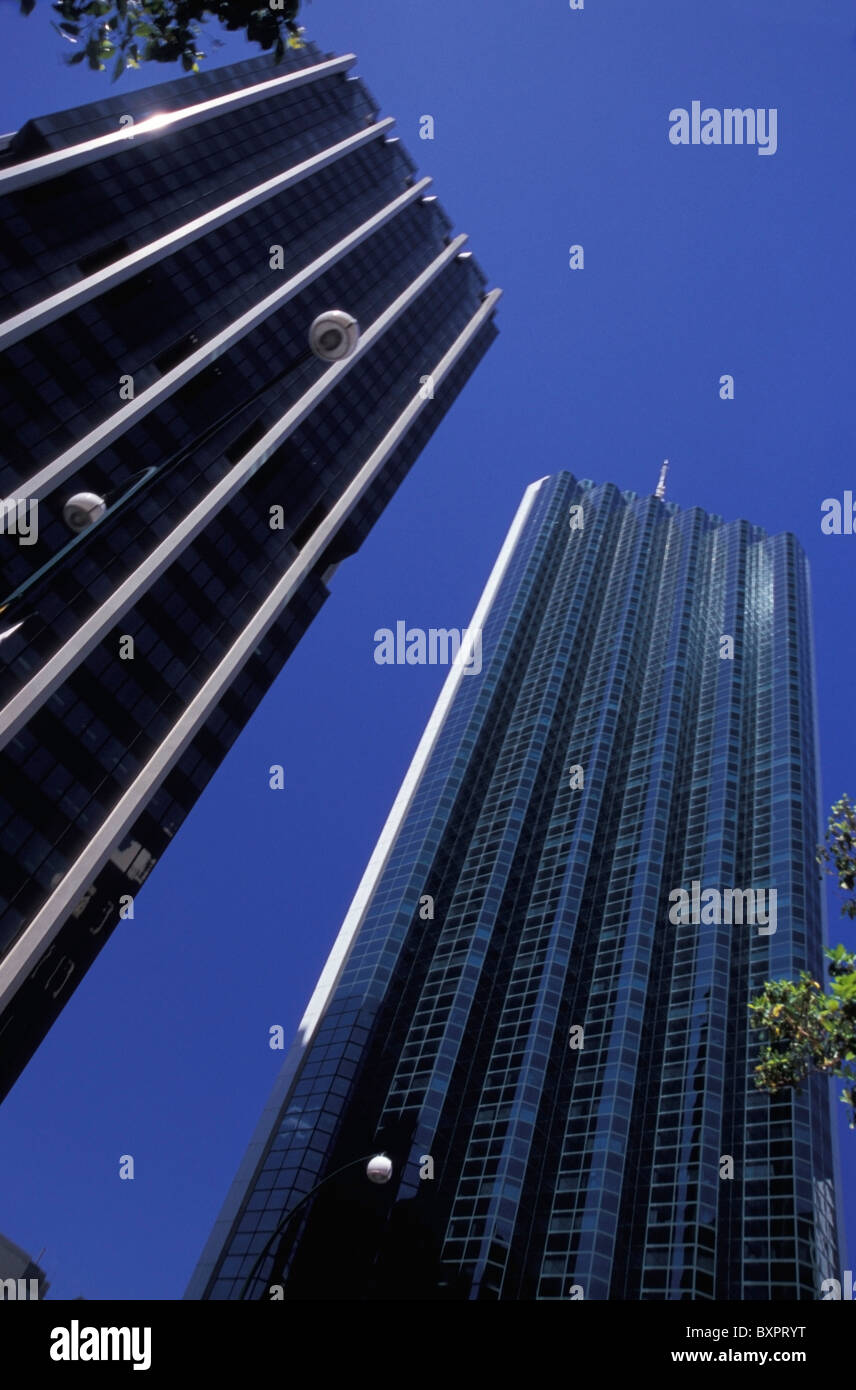 Moderni edifici per uffici e cielo blu, basso angolo di visione Foto Stock