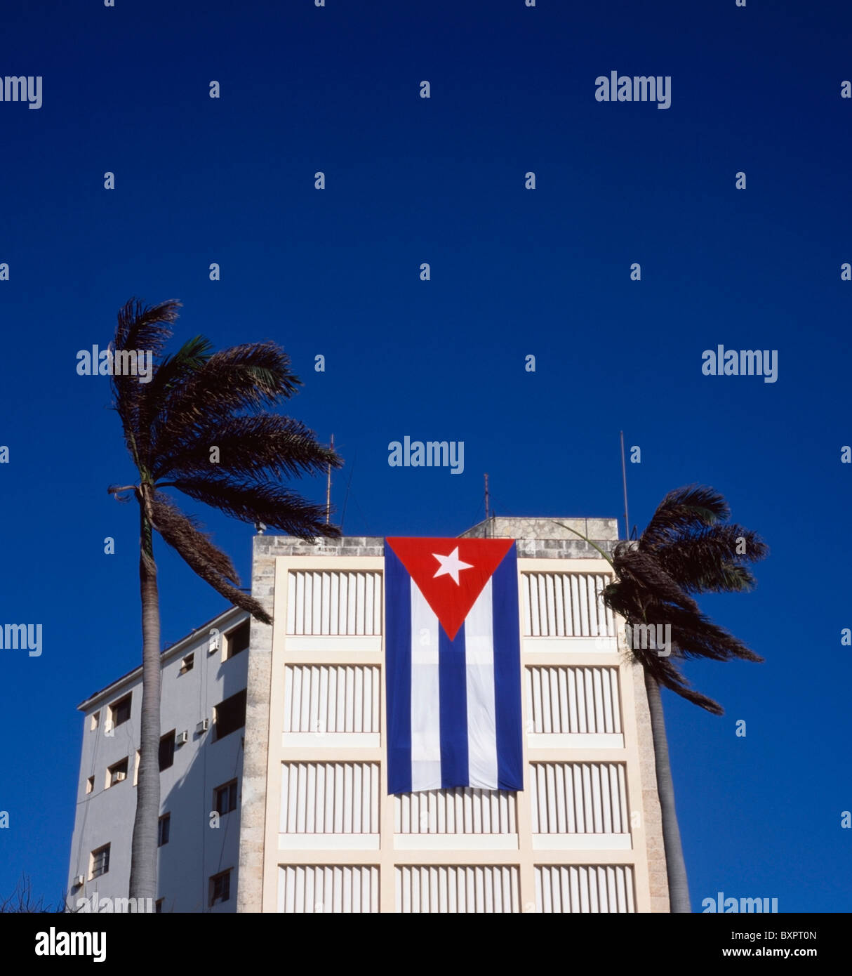 Bandiera cubana appesa sulla costruzione Foto Stock