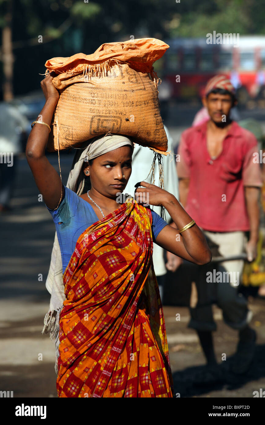 Manuale femmina operaio, Mumbai, India Foto Stock