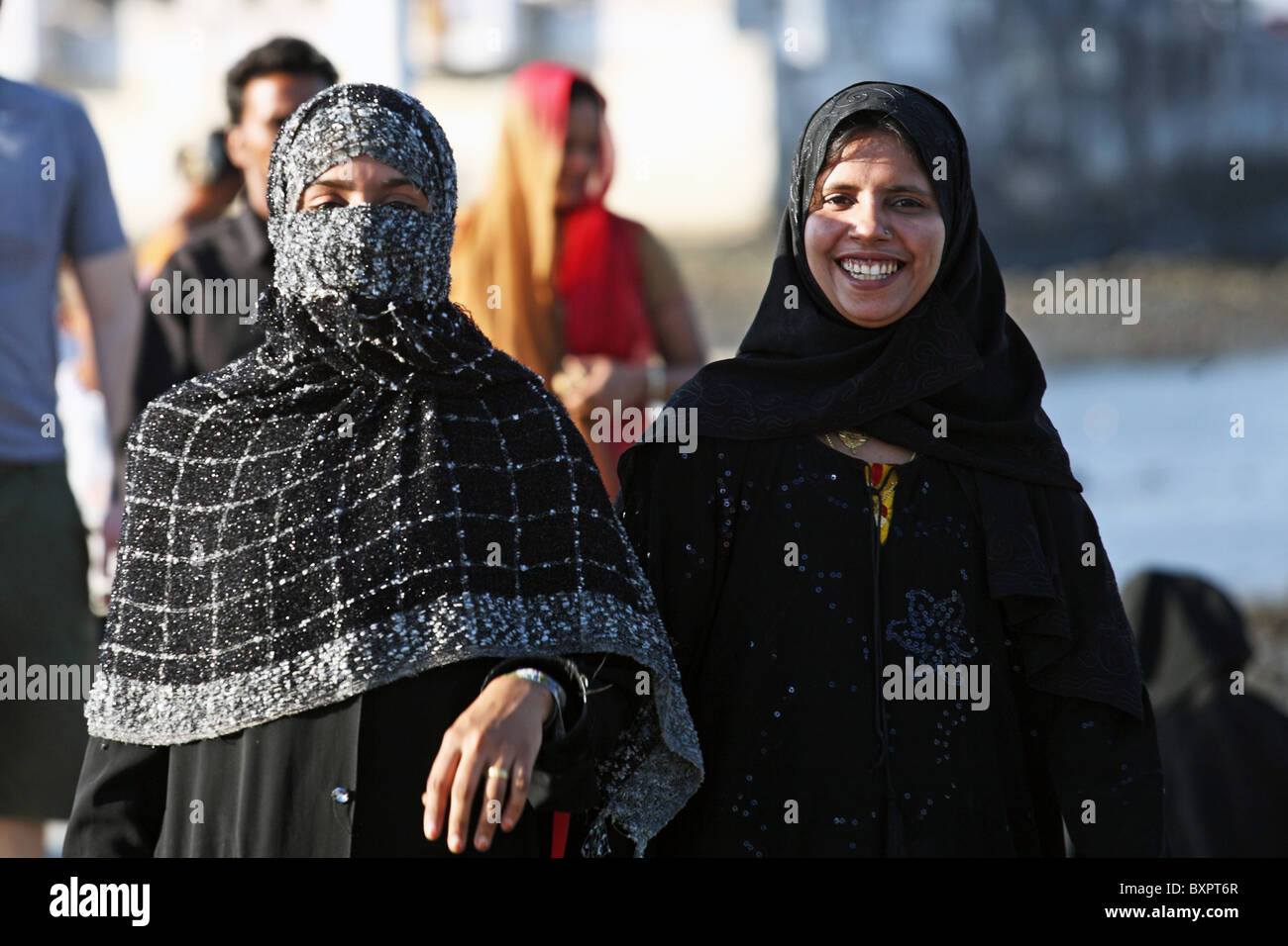 Due donne musulmane al di fuori dell Hajj Ali moschea, Mumbai, India Foto Stock