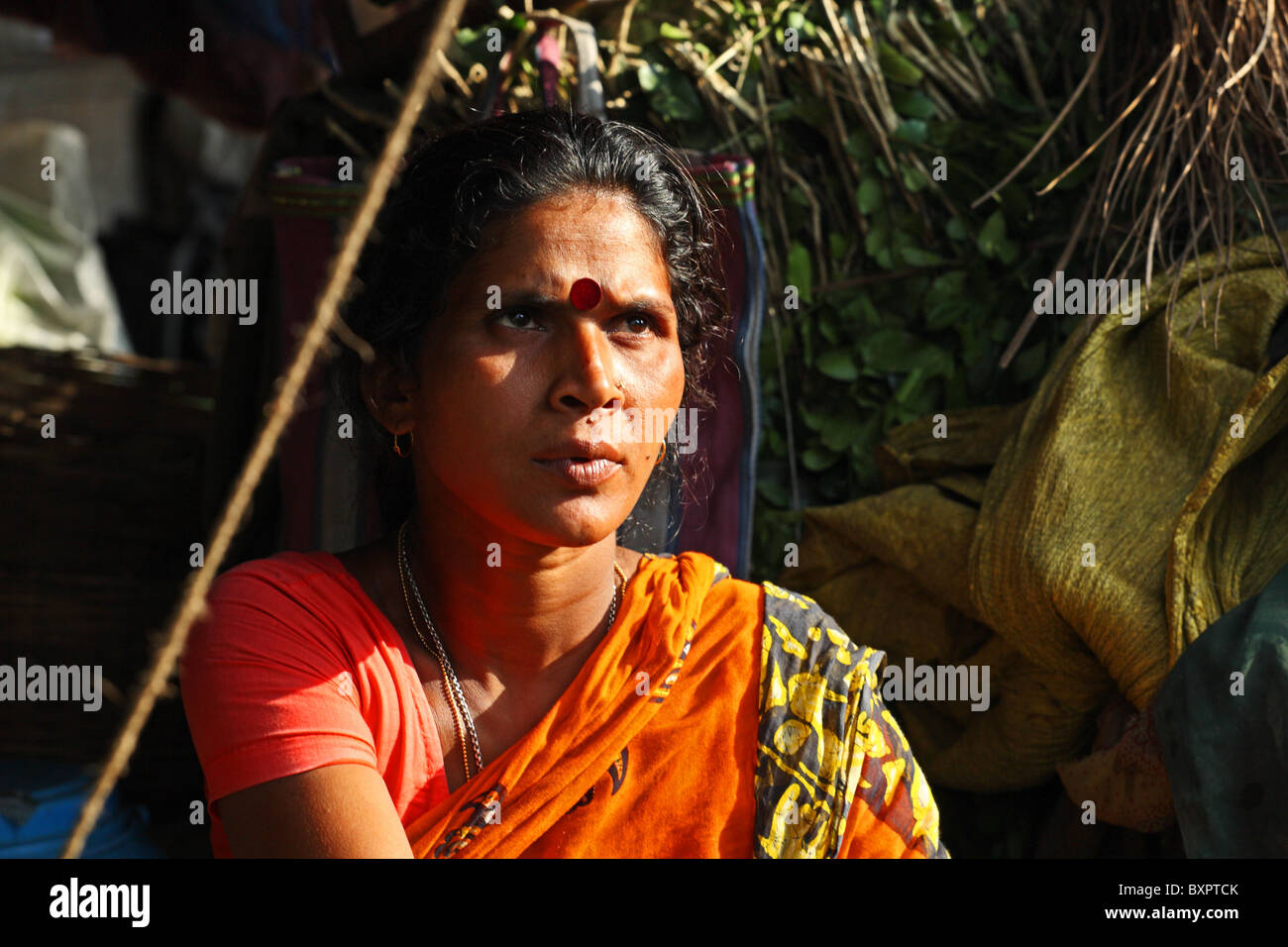 Commerciante femminile al mercato, Calcutta, India Foto Stock