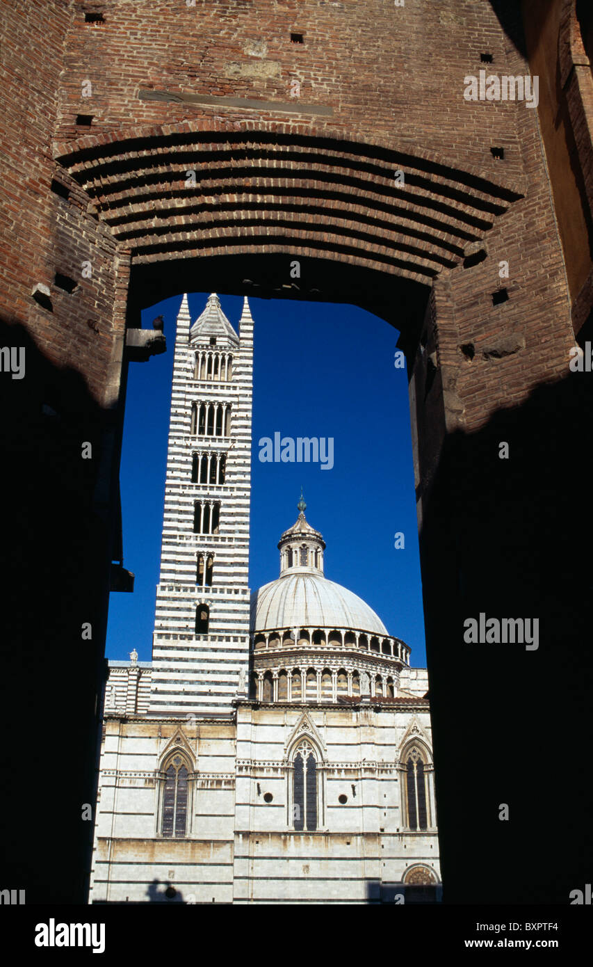 Vista attraverso il passaggio a volta del Duomo Foto Stock