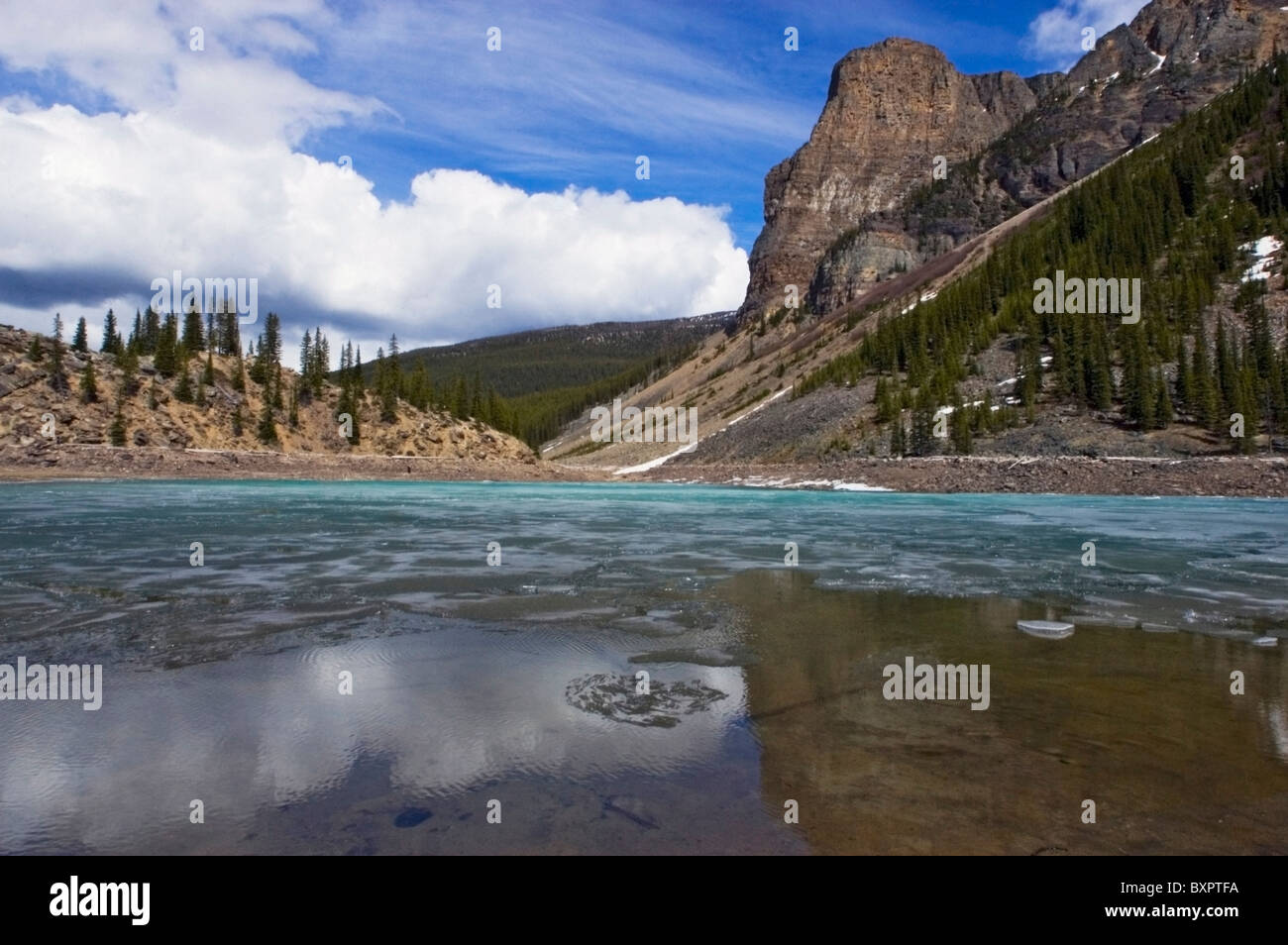 Rompere il ghiaccio sul Lago Moraine. Foto Stock