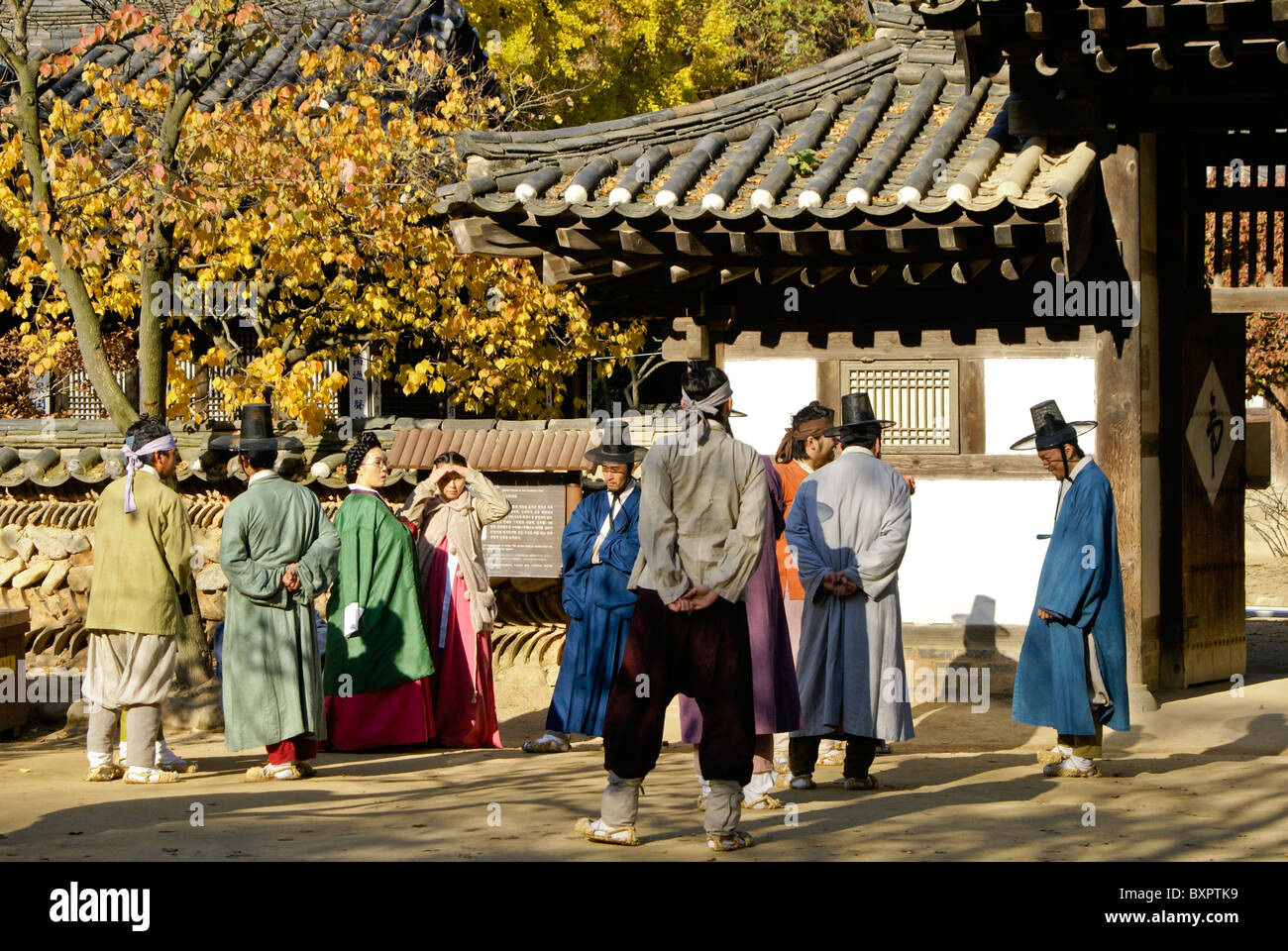 Attori rendendo Joseon-Dynasty film, Villaggio Folcloristico Coreano, Corea del Sud Foto Stock