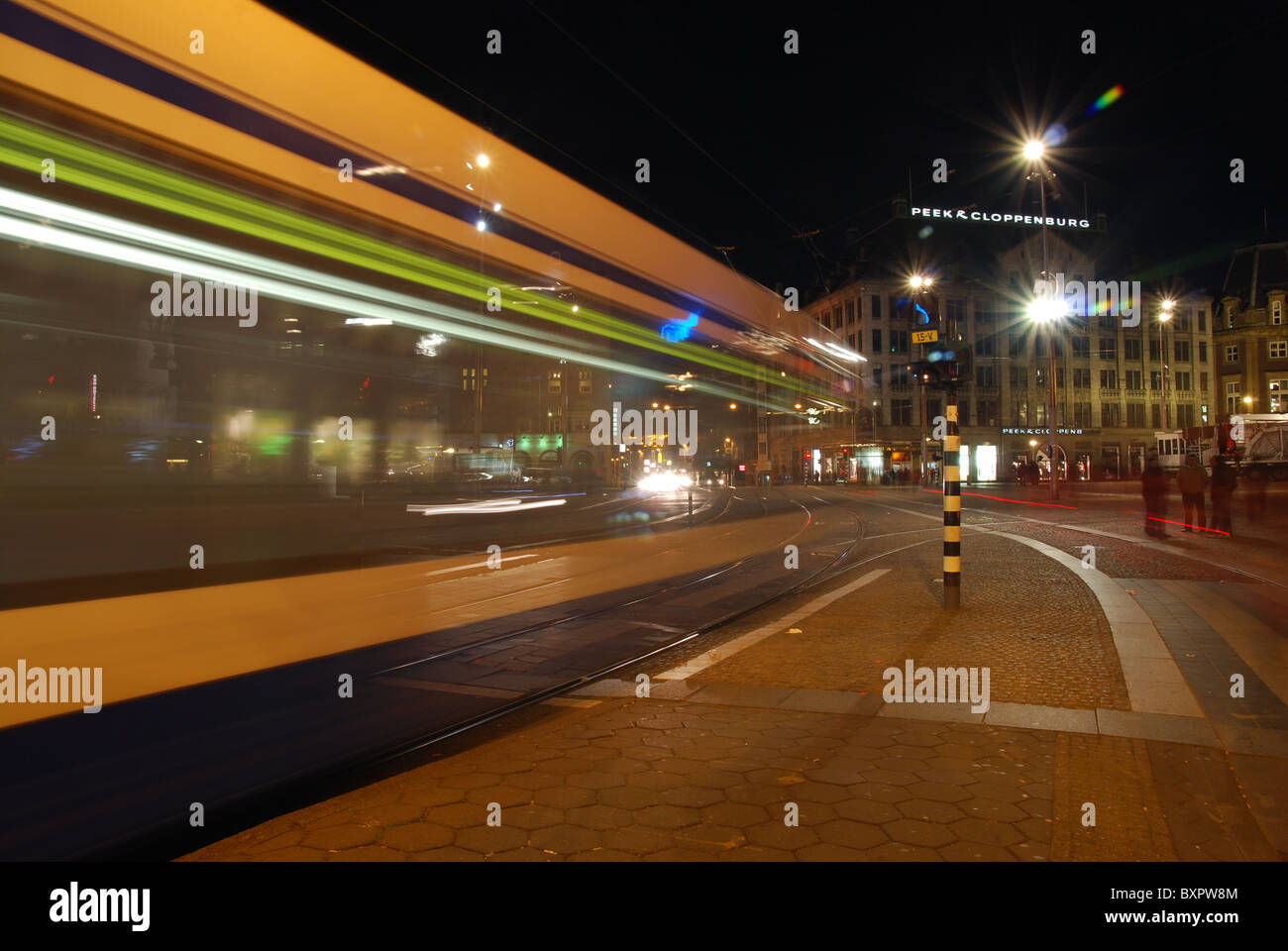 Una lunga esposizione di un tram in grand central square Amsterdam Olanda Foto Stock