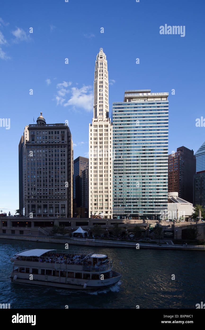 Vista dei grattacieli lungo Wacker Drive, Chicago River Foto Stock