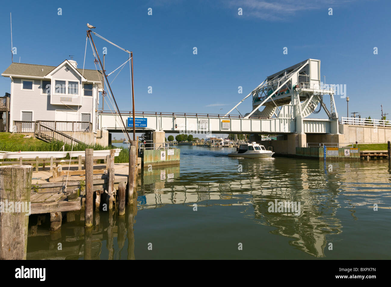 Knapps si restringe ponte levatoio, il ponte levatoio più trafficato negli Stati Uniti d'America,Tilghman Island, Talbot County, Maryland, Stati Uniti d'America Foto Stock