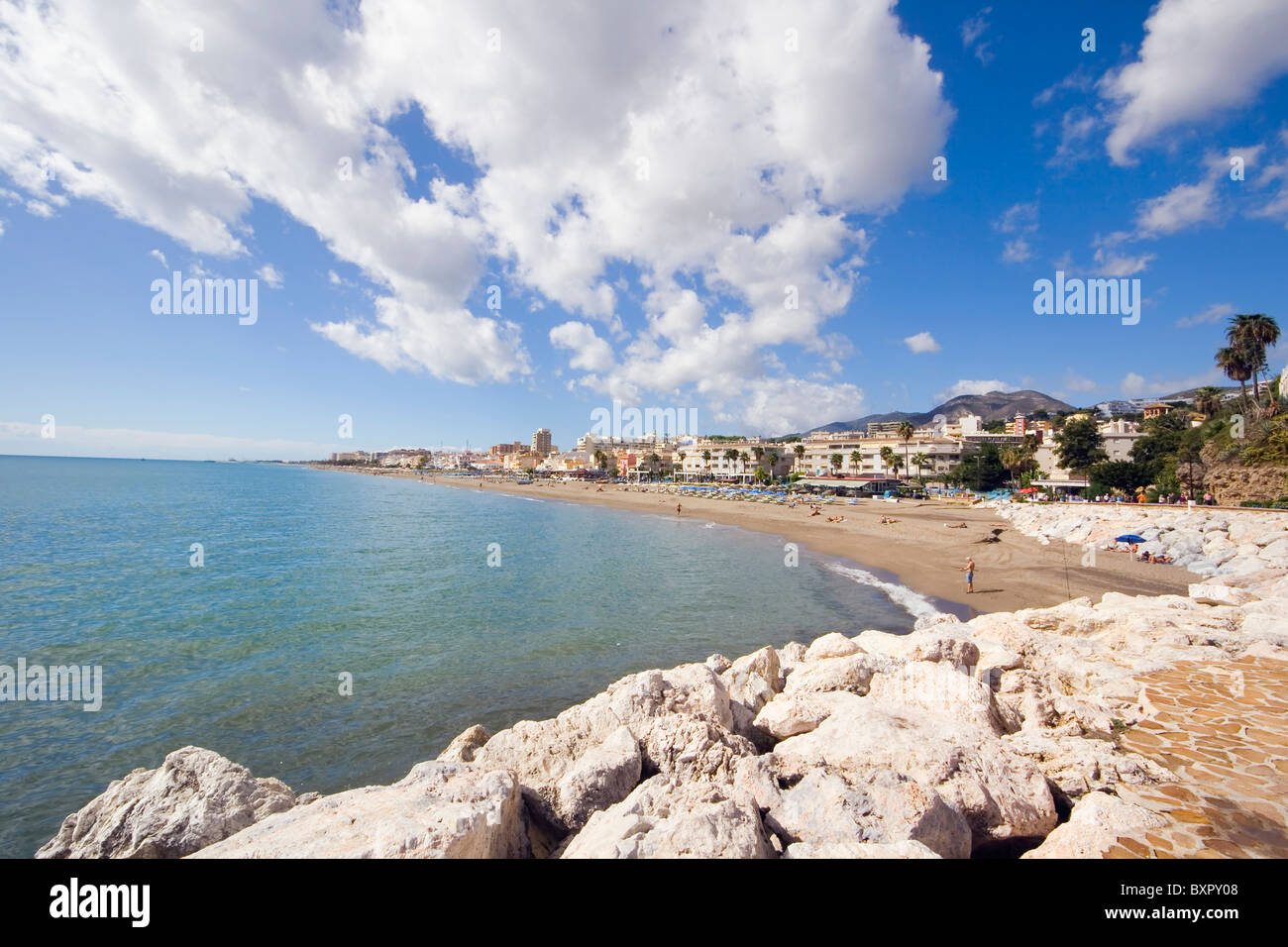 Vista La Carihuela beach e dal lungomare. Torremolinos, Malaga, Costa del Sol, Spagna. Foto Stock