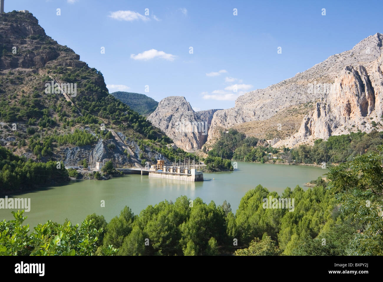 El Chorro Alora, Malaga, Spagna. La centrale idroelettrica sul serbatoio. Foto Stock