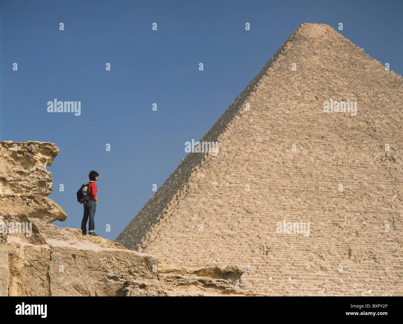 Donna ammirando Grande Piramide di Cheope Foto Stock