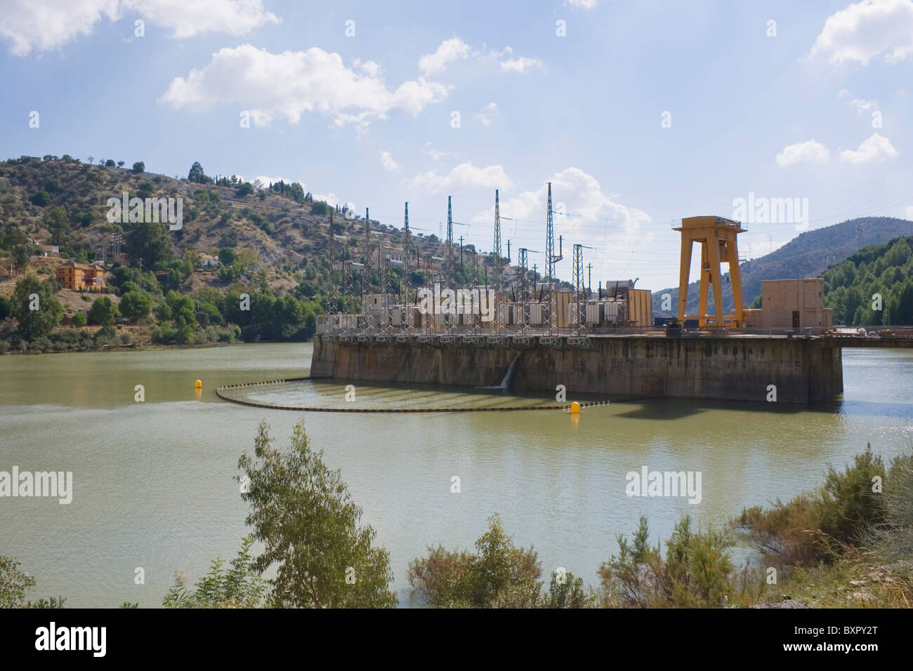 El Chorro Alora, Malaga, Spagna. La centrale idroelettrica sul serbatoio. Foto Stock