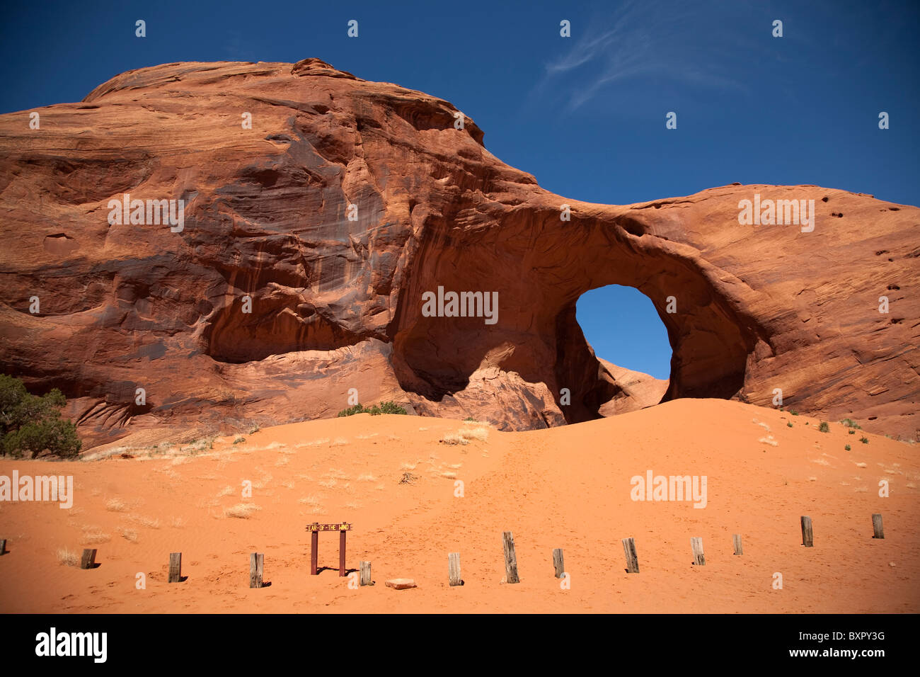 Orecchio del vento arch rock formazione in Monument Valley Navajo Tribal Park in Utah Arizona USA di frontiera in una giornata di sole Foto Stock