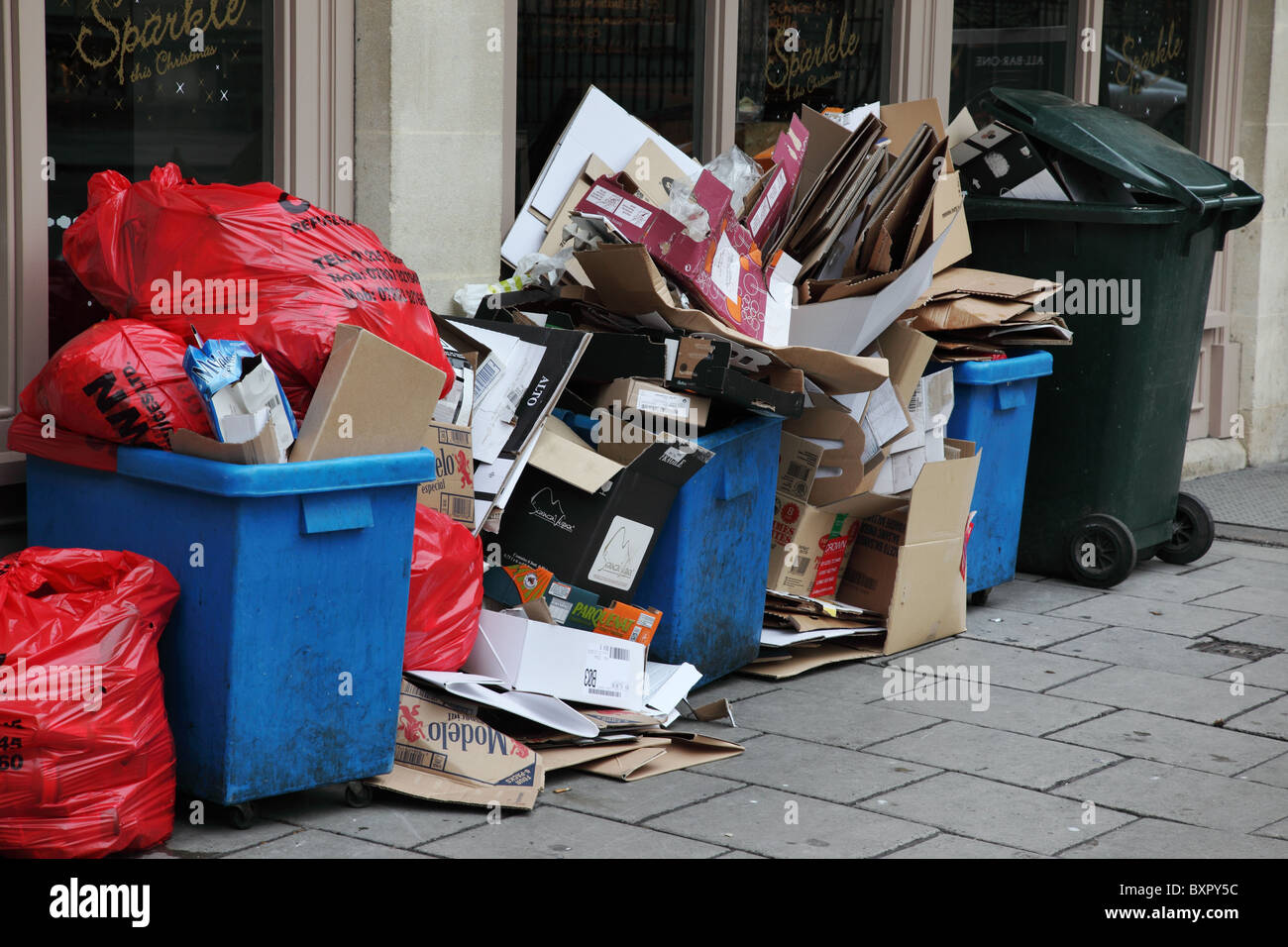 Close up degli imballaggi di cartone fuori da un bar in bagno in attesa di raccolta, REGNO UNITO Foto Stock