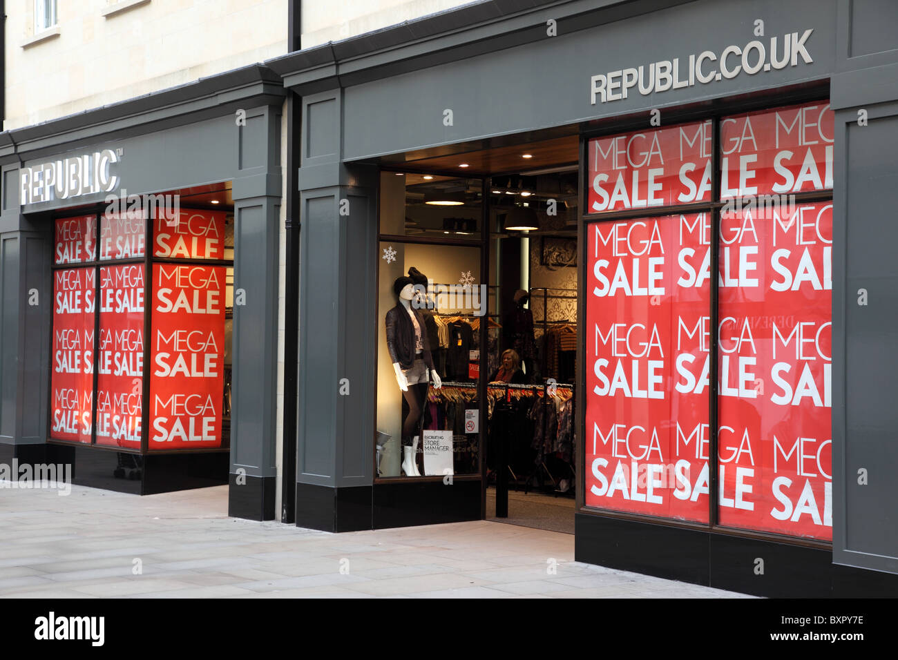 Mega sale firma alle finestre di Republic.Co.UK a gennaio, Inghilterra Regno Unito Foto Stock