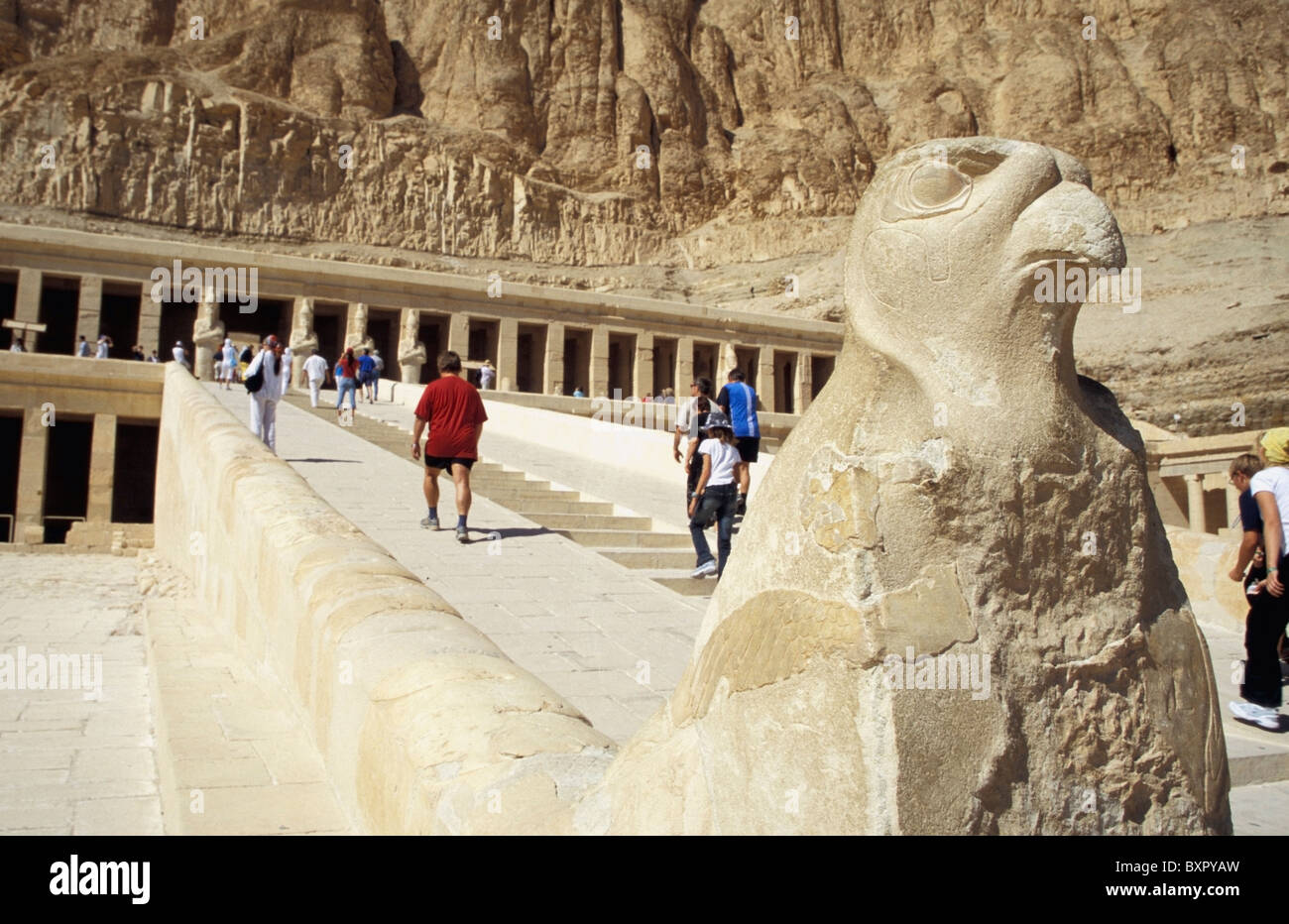 Statua e la passerella al Tempio di Hatshepsut, basso angolo di visione Foto Stock
