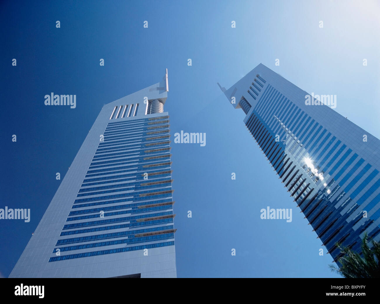 Emirates Towers, Shaikh Zayed Road, a basso angolo di visione Foto Stock