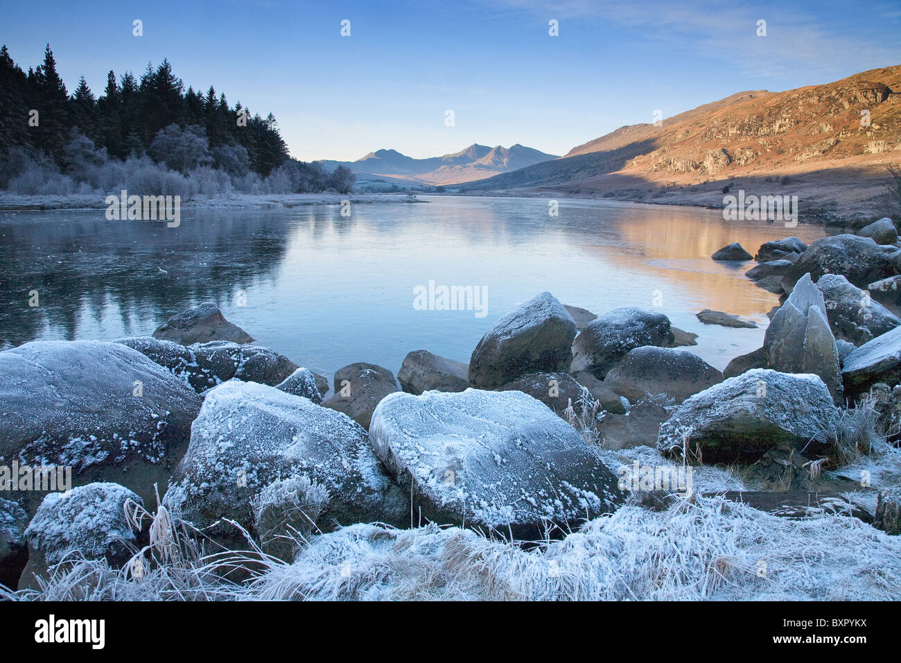 Frosty mattina Llyn Mymbyr con Snowdon Horseshoe Foto Stock
