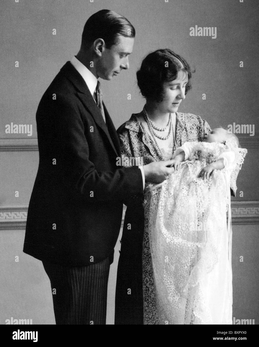Il Duca e la duchessa di York (più tardi Re Giorgio VI e la Regina Elisabetta) con il bambino la principessa Elisabetta nel 1926 Foto Stock