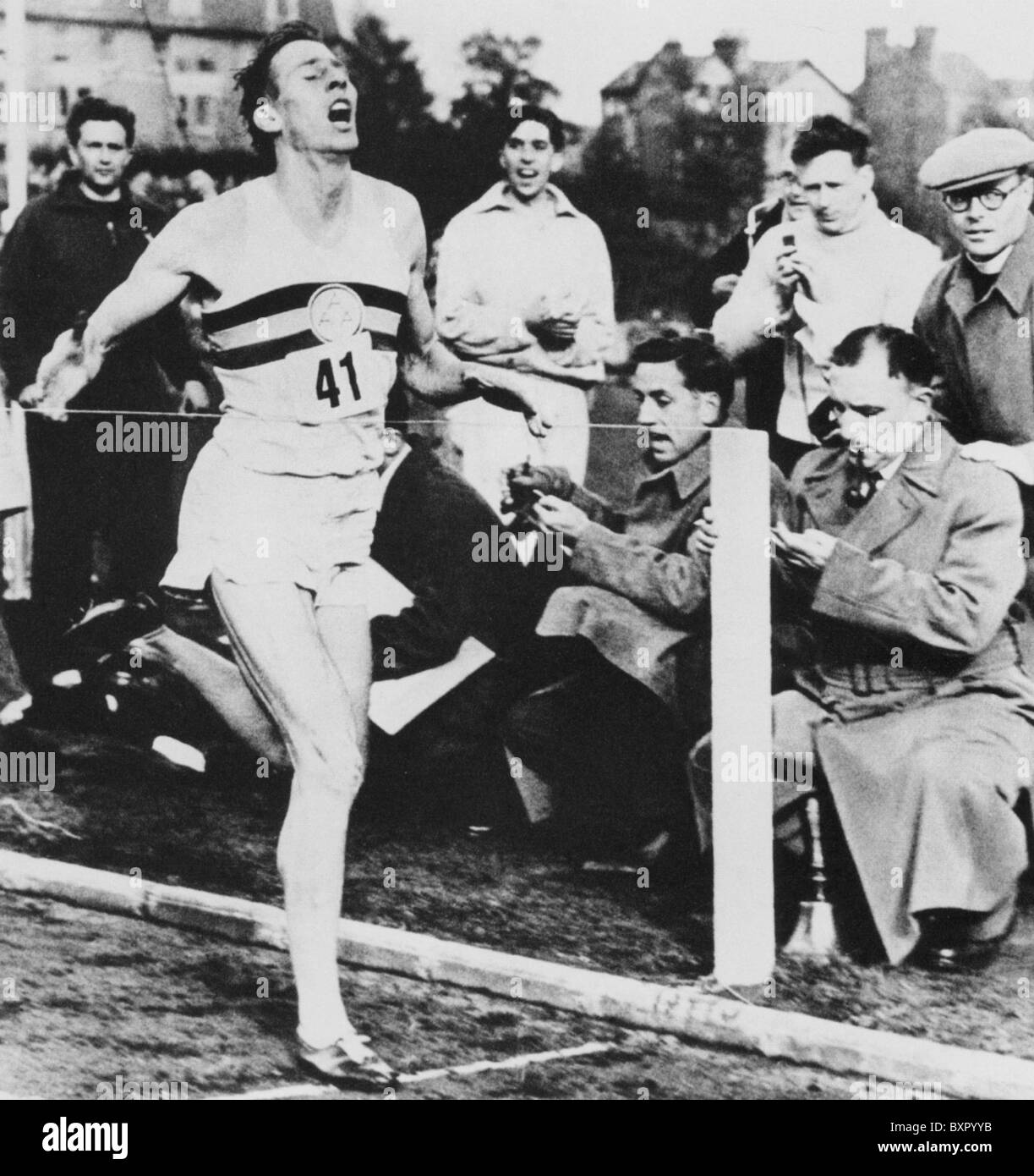 ROGER BANNISTER viene eseguito la prima sotto-quattro minuti per miglio all'Iffley Road via a Oxford, 6 maggio 1954 - vedere la descrizione riportata di seguito Foto Stock