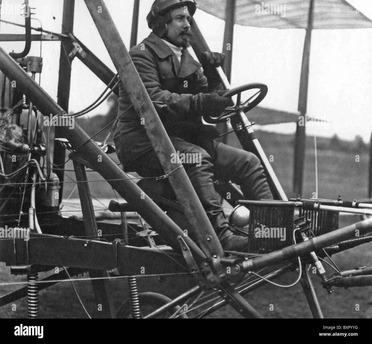 SAMUEL CODY (1867-1913) aviatore americano la preparazione del primo volo di esercito britannico aereo n. 1 a Farnborough 16 Ottobre 1908 Foto Stock