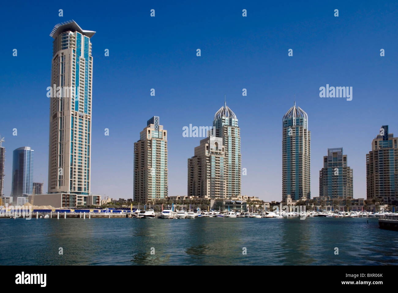 Grattacieli e yacht in Marina di Dubai Foto Stock
