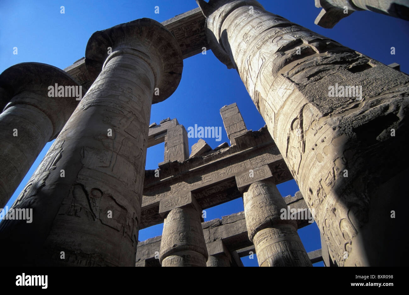 Grande Hypostyle Hall a Karnak e a basso angolo di visione Foto Stock