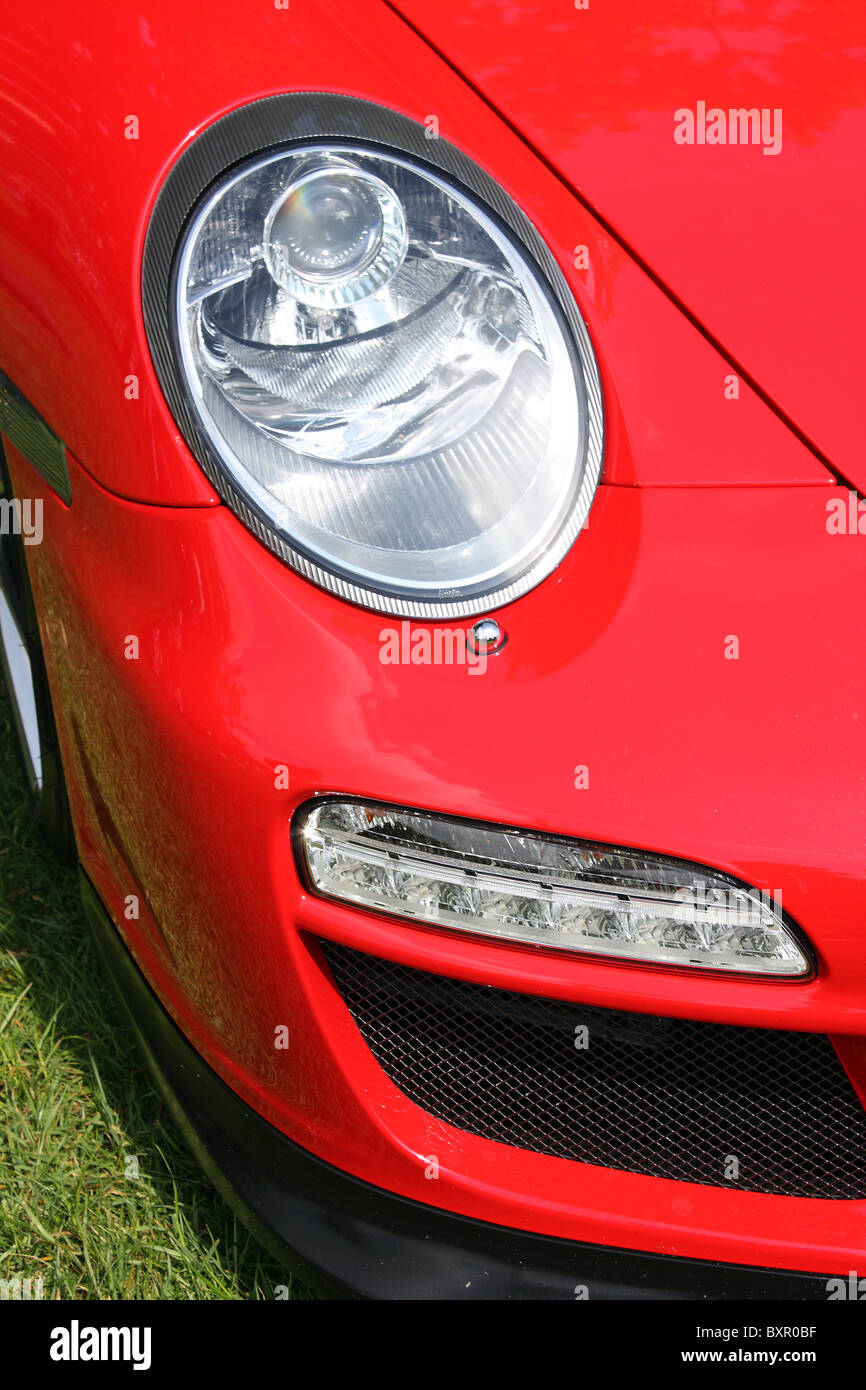 La luce anteriore su una Porsche 911 auto in rosso Foto Stock