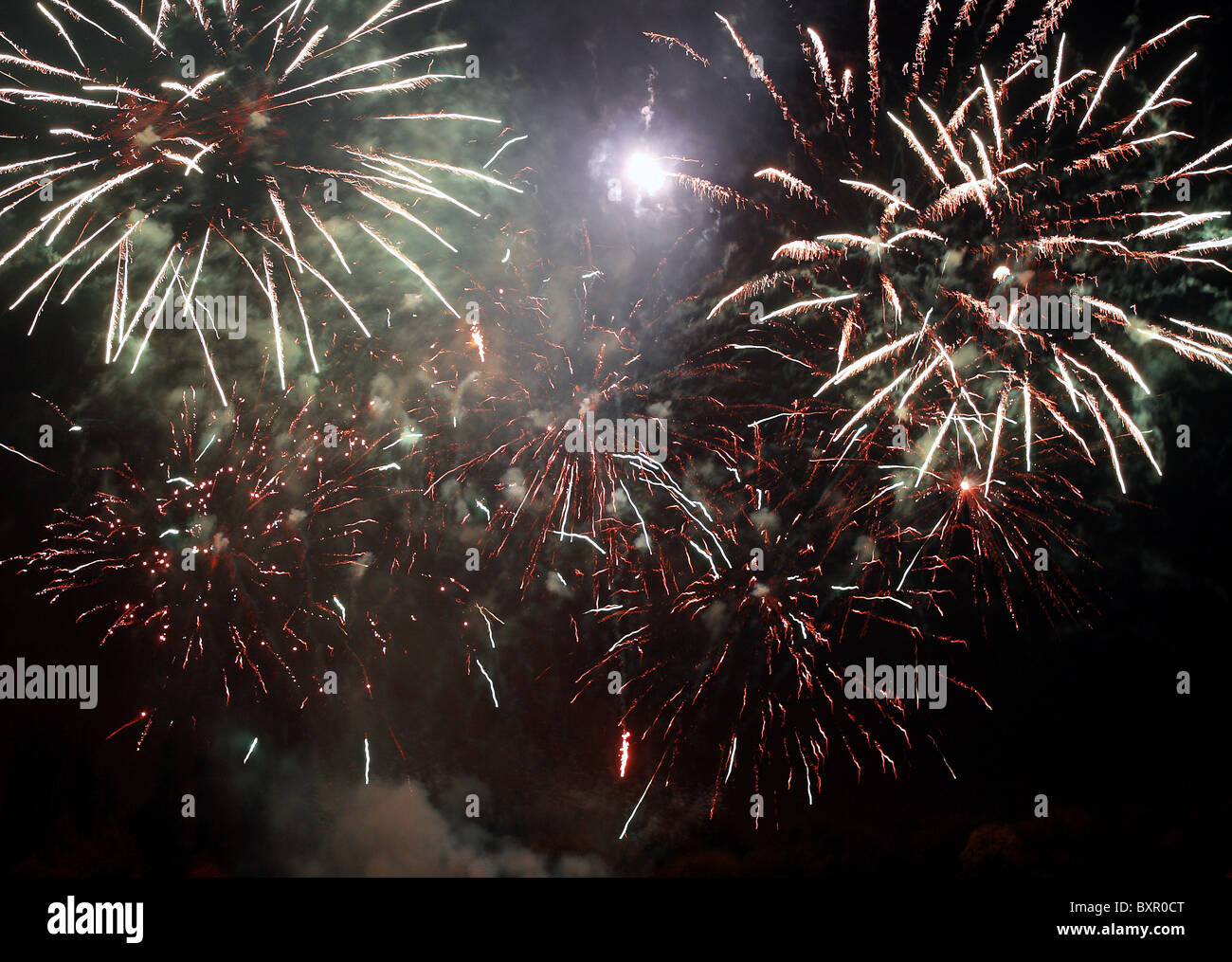 Fuochi d'artificio in una notte di fuochi d'artificio display Foto Stock