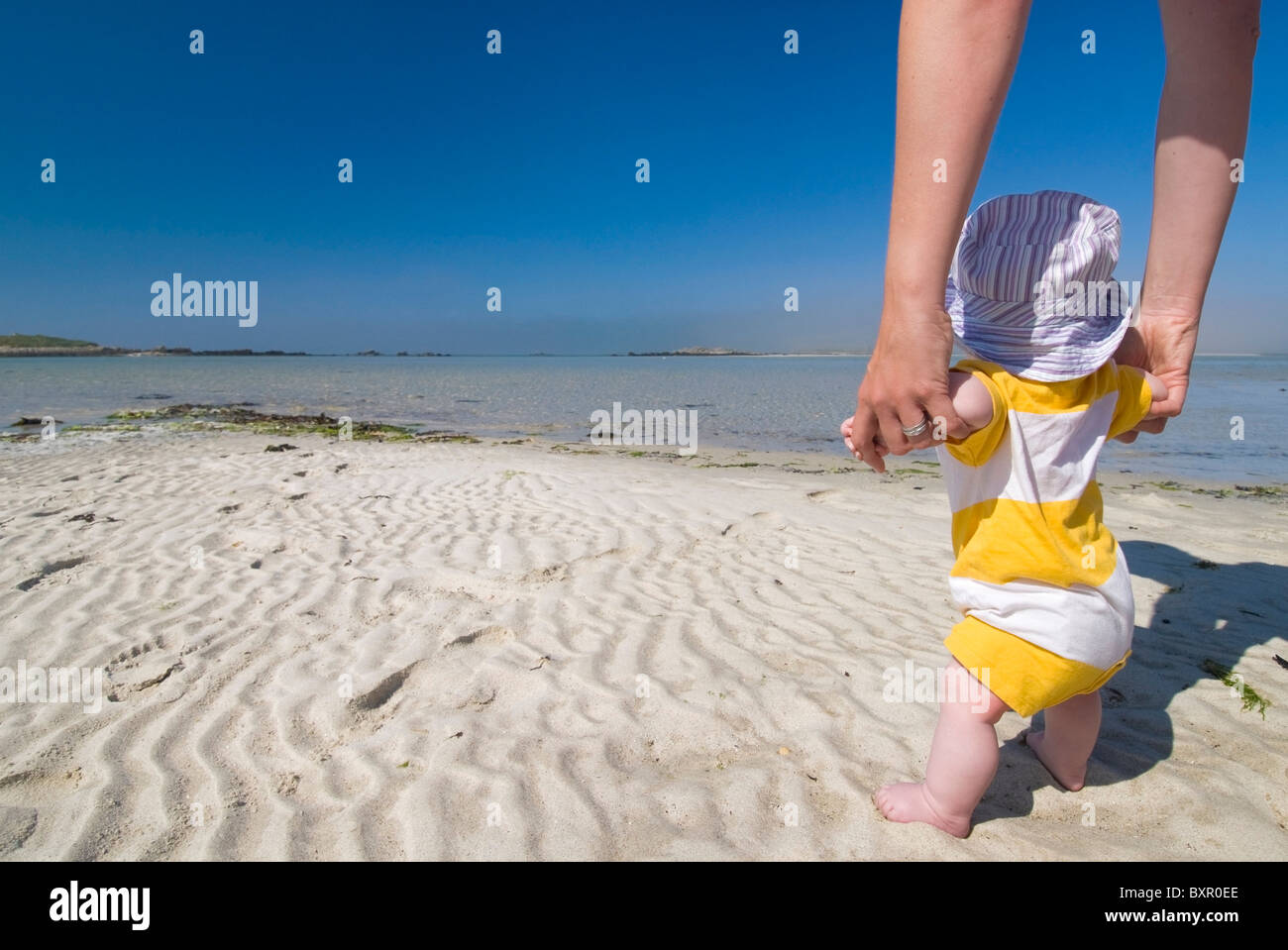 La madre e il bambino sulla spiaggia di Plage Saint Marguerite, basso angolo di visione Foto Stock