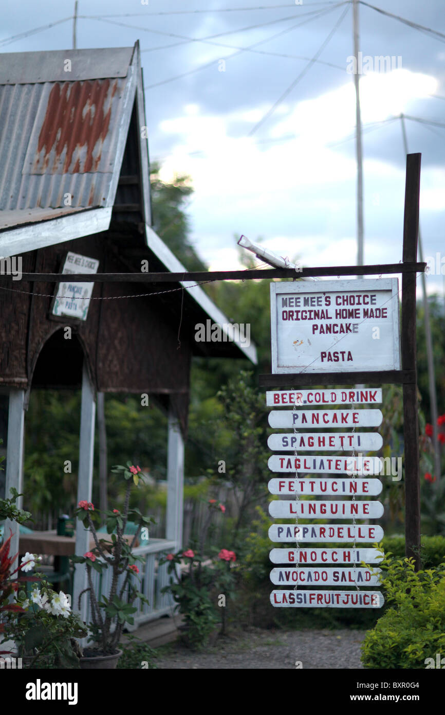 Un ristorante turistico a Nyaung Shwe, il villaggio accanto al Lago Inle, lo Stato di Shan in Myanmar. (Birmania) Foto Stock