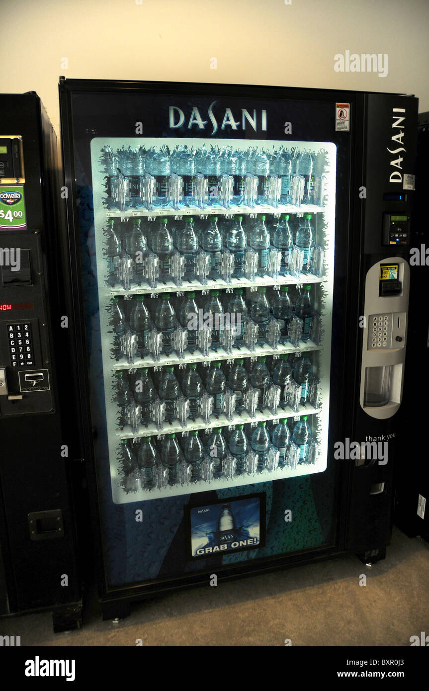 Un distributore automatico riempiti con acqua in bottiglia Foto stock -  Alamy